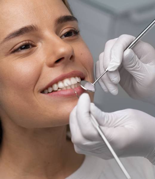 close-up-dentist-instruments